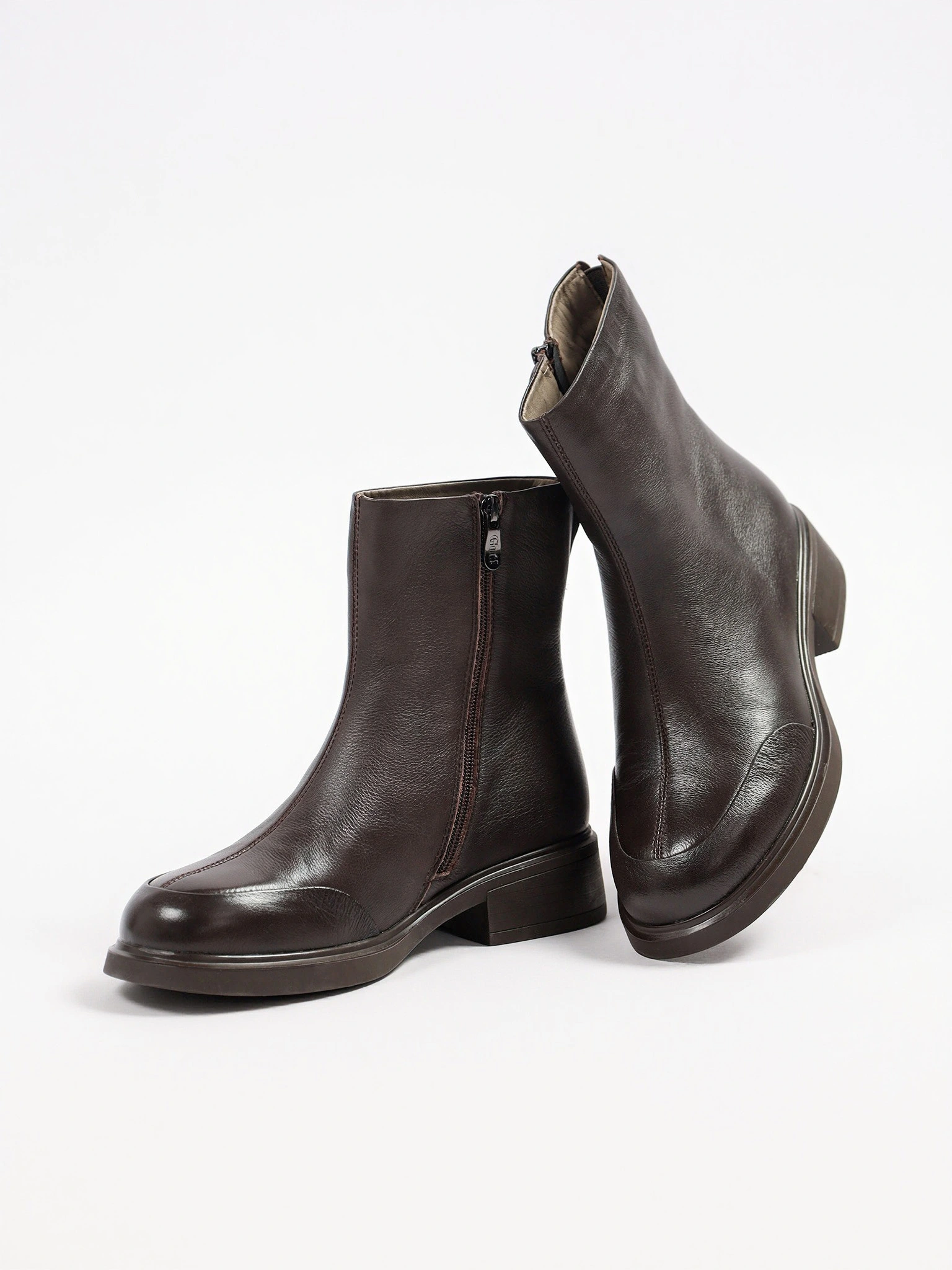 Ботинки темно-коричневого цвета на среднем широком каблуке